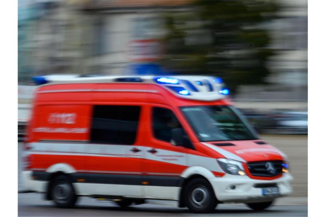 Vier Arbeiter sind bei dem Unfall in Denklingen getötet worden, ein weiterer wurde verletzt (Symbol). Foto: Jens Büttner/dpa-Zentralbild/ZB