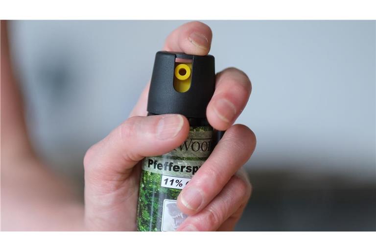Vier Besucher wegen Pfefferspray erlitten Atemwegsreizungen.