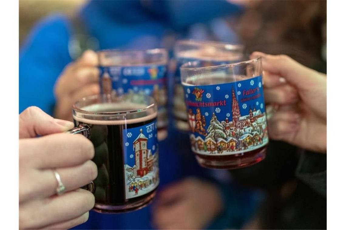 Glühwein-Fans achten mehr auf Qualität Vier Frauen stoßen auf dem Weihnachtsmarkt mit Glühwein an. Das Deutsche Weininstitut in Mainz stellt einen Trend zu höherwertigen Glühweinen fest. Foto: Patrick Seeger/dpa