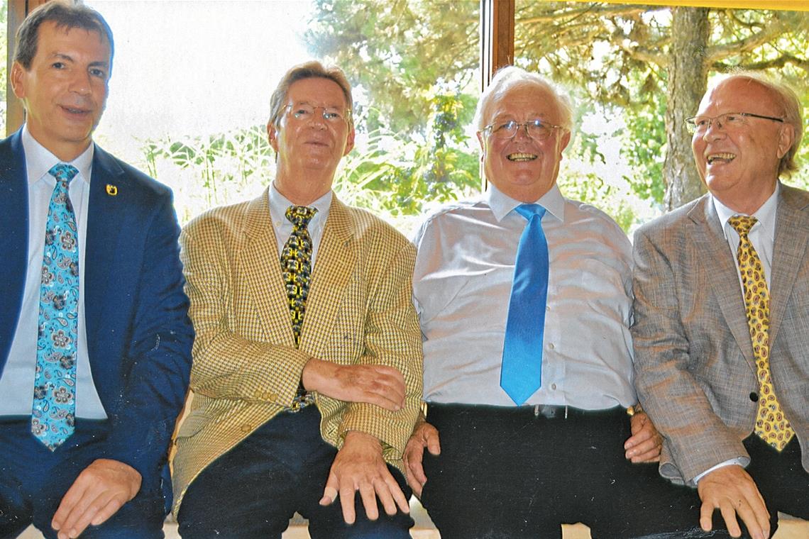 „Eine Zangengeburt war das“ Vier Generationen Auenwalder Rathauschefs vereint sitzend auf der „Ehren-Ruhe-Bank“, die Heinz Klenk (Zweiter von rechts) 2014 zu seinem 75. Geburtstag als Geschenk erhielt. Der heute 82-Jährige war 43 Jahre lang, von 1971 bis 2014, Erster Stellvertreter des Bürgermeisters und hatte in dieser Funktion auch den verstorbenen Altbürgermeister Peter E. Friedrich (im Amt 1989 bis 2005) hin und wieder vertreten. Neben ihm die Altbürgermeister Walter Schmitt (rechts, 1971 bis 1981), Karl Ostfalk (links, 2005 bis 2021) und Jürgen Richter (1981 bis 1989). Foto: privat
