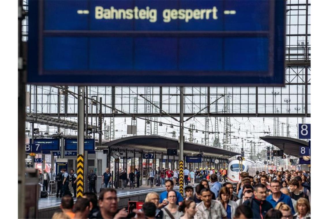 Vier Gleise des Frankfurter Hauptbahnhofs wurden sofort gesperrt. Foto: Frank Rumpenhorst