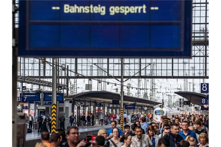Vier Gleise des Frankfurter Hauptbahnhofs wurden sofort gesperrt. Foto: Frank Rumpenhorst