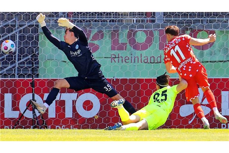 Vier Mal musste Kickers-Torwart Leon Neaime hinter sich greifen.