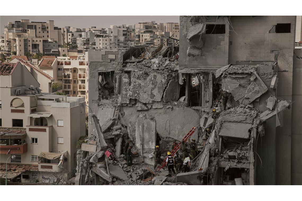 Abrupte Kehrtwende in Nahost: Waffenruhe statt Eskalation Vier Menschen wurden in der israelischen Stadt Beerscheva getötet, als ihr Wohnhaus von einer iranischen Rakete getroffen wurde.
