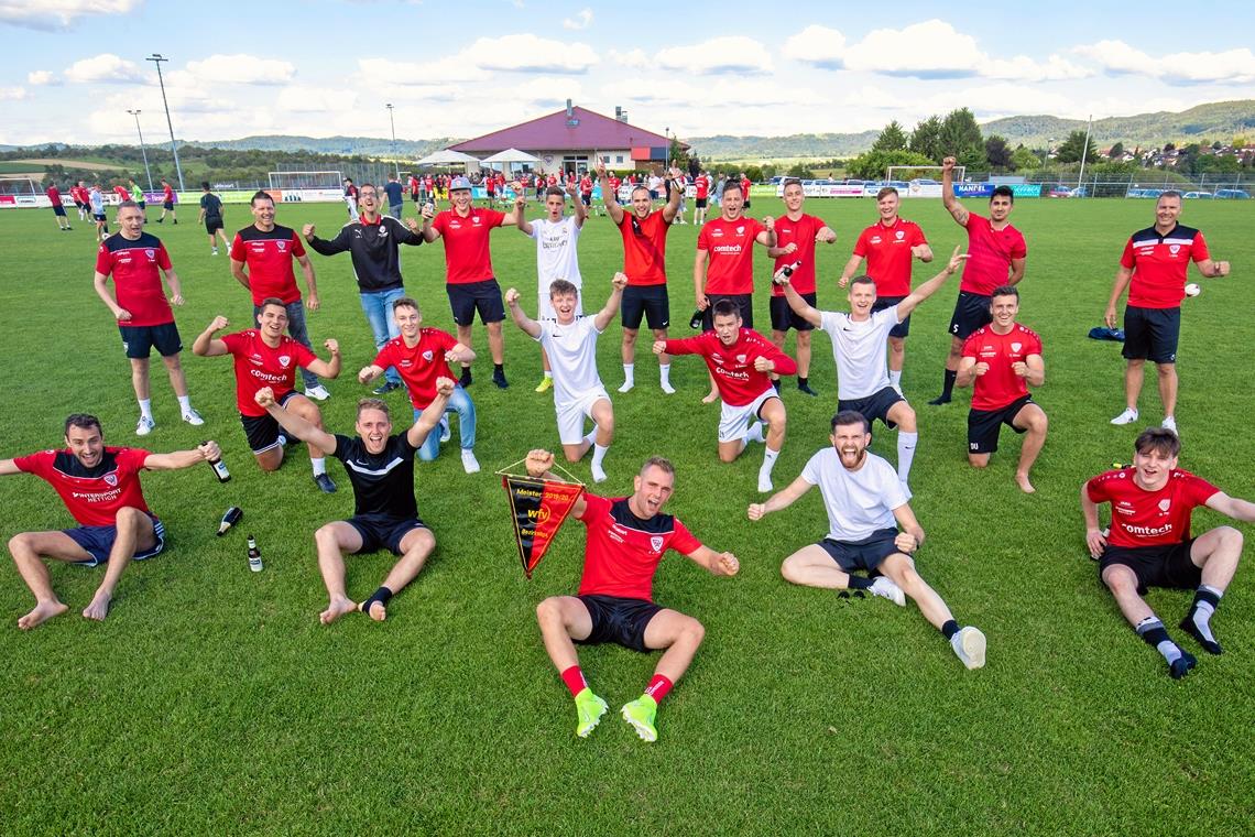 Daueraufenthalt in der Landesliga geplant Vier Monate nach dem jähen Saisonende reckt SVA-Kapitän Kim Schmidt den Meisterwimpel in die Höhe und bejubelt mit seinen Teamkollegen den sofortigen Wiederaufstieg. Foto: A. Becher