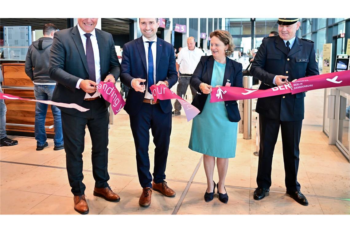 Umrüstung der Sicherheitskontrollen am BER geht voran Vier neue Scanner wurden am BER eingeweiht. Sie machen die Abfertigung von Passagieren deutlich leichter.