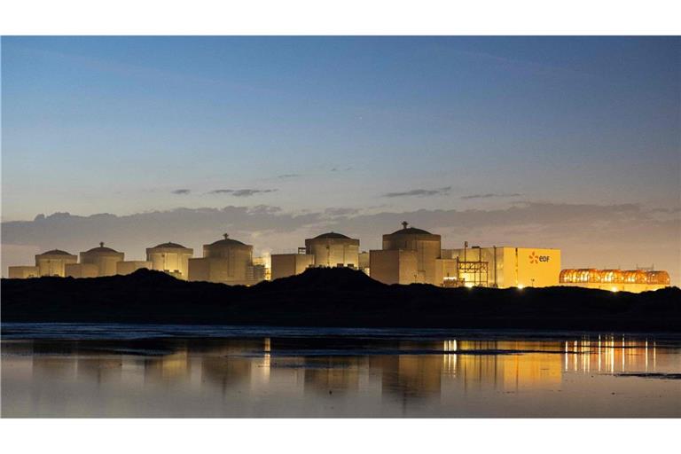 Vier Reaktorblöcke des größten französischen Atomkraftwerks Gravelines  sind wegen eines Quallenschwarms  abgeschaltet worden. (Archivbild)