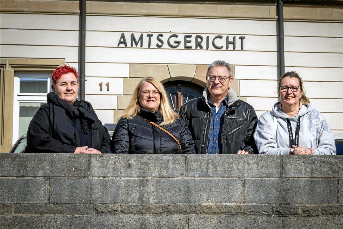 Vier von über 20 Schöffinnen und Schöffen, die in Backnang noch (mindestens) bis Jahresende ihr Schöffenamt bekleiden (von links): Heike Heinze-Kühnle (Allmersbach im Tal), Beatrice Blum-Hepp (Auenwald), Wolfgang Martin (Aspach) und Anke Mohr (Murrhardt). Foto: Alexander Becher