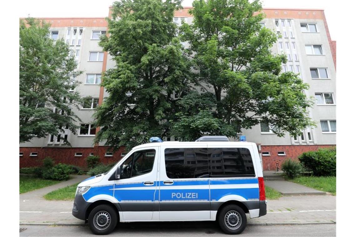 Vier Wohnungen und Arbeitsstätten der Vereinigung „Nationale Sozialisten Rostock“ wurden in Rostock, Güstrow und im Bereich Wismar durchsucht. Foto: Bernd Wüstneck/dpa