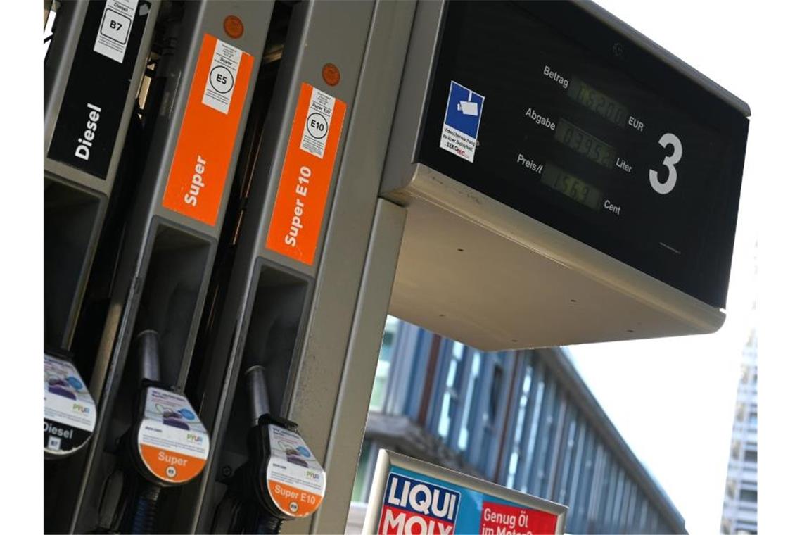 Vier Zapfhähne mit der Aufschrift Diesel, Super und Super 10 stecken in der Zapfsäule an einer Tankstelle. (Archivbild). Foto: Monika Skolimowska/dpa-Zentralbild/dpa