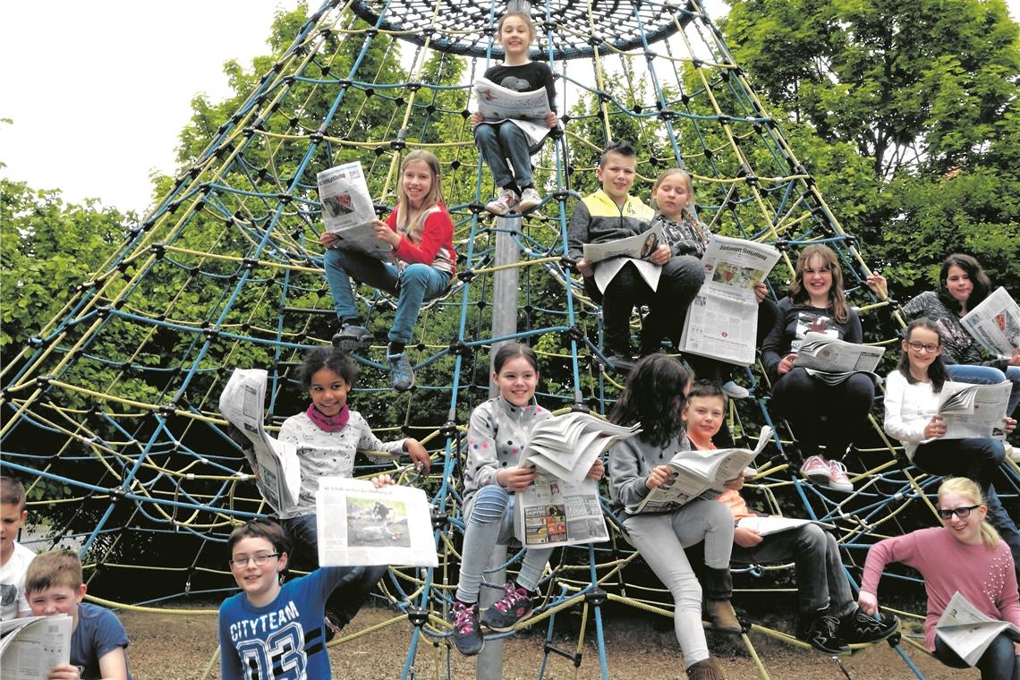 Zuerst der Sportteil und die Unfallberichte Viertklässler der Grundschule Maubach finden es schade, dass das BKZ-Projekt Lesepiraten schon zu Ende ist. Foto: privat