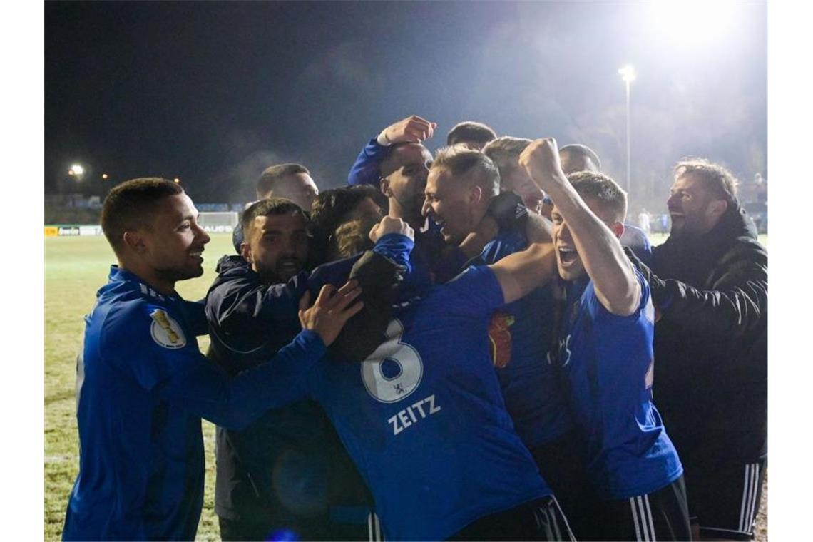 DFB-Pokal: Bayern zittert, Saarbrücken jubelt, Union hofft Viertligist Saarbrücken warf den KSC aus dem Wettbewerb. Foto: Oliver Dietze/dpa
