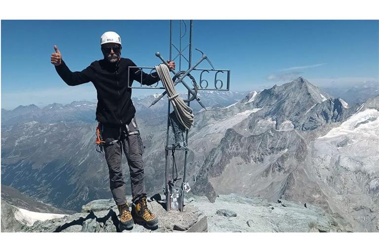 Vierzig Viertausender und über zweitausend Hochtouren: der bergerfahrene Kai Mosbacher am Gipfel der Dent Blanche (4357 Meter).