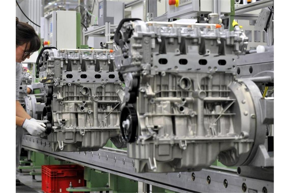 Streit um Zukunft des Verbrenners - „Autogipfel“ mit Merkel Vierzylinder-Benzinmotoren beim Automobilzulieferer MDC Power in Kölleda. Foto: Martin Schutt/dpa-Zentralbild/dpa