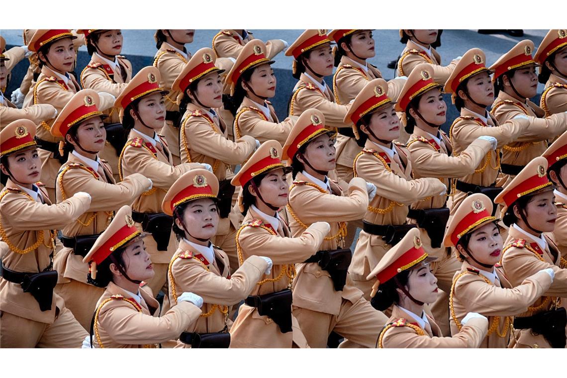 Bilder des Tages Vietnamesische Polizistinnen marschieren während einer Parade anlässlich des 50. Jahrestages des Endes des Vietnamkrieges.