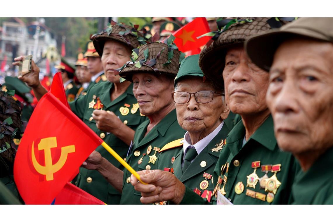 Vietnamesische Veteranen feiern den 70. Jahrestag der Schlacht von Dien Bien Phu, bei der die französische Armee von vietnamesischen Truppen besiegt wurde. Damit endete die französische Kolonialherrschaft in Vietnam.