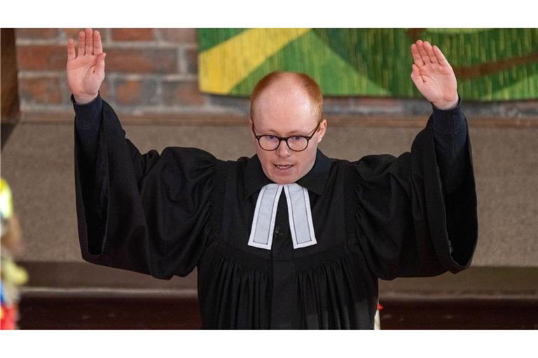 Vikar Tim Trabe leitete den Familiengottesdienst, mit dem am Sonntag des toten Fabian aus Güstrow gedacht wurde.