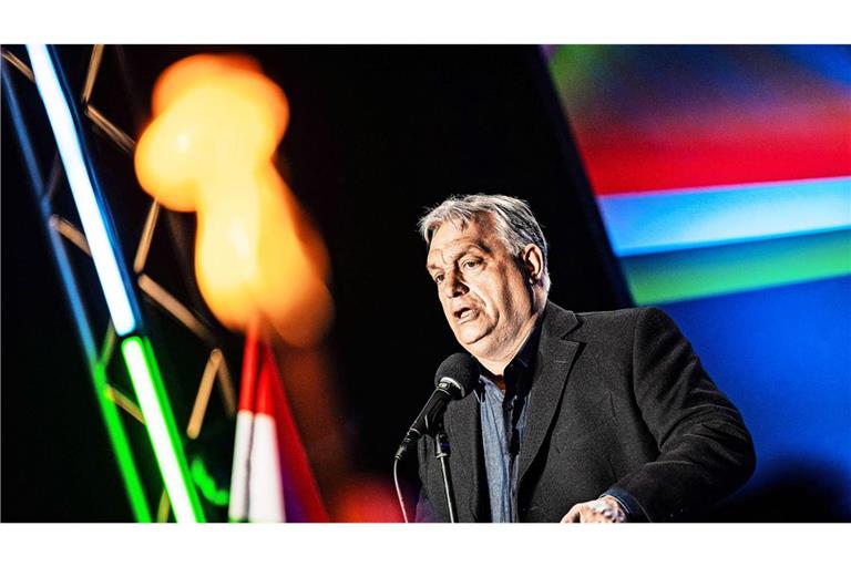 Viktor Orban im Wahlkampfmodus:  Doch  Korruptionsskandale,  seine engen Bande zu Moskau und die miese Wirtschaftslage Ungarns werden zum Problem.