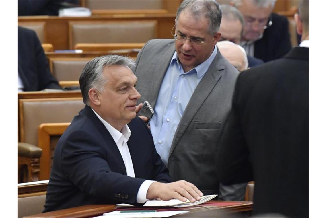 Viktor Orban (l), Ministerpräsident von Ungarn, spricht mit Lajos Kosa, Abgeordneten der Regierungspartei Fidesz. Foto: Zoltan Mathe/MTI/dpa