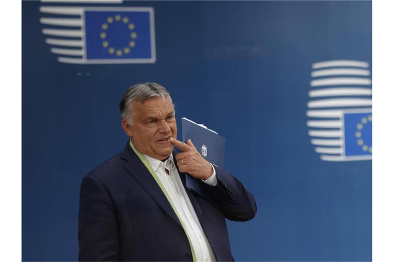 Viktor Orban, Ministerpräsident von Ungarn, verlässt nach dem Gipfel der EU-Staats- und Regierungschefs das Europagebäude. Foto: Olivier Matthys/Pool AP/dpa
