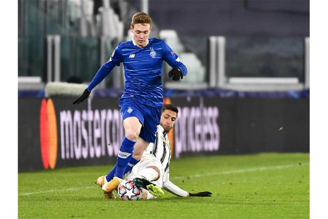 Viktor Tsyhankov (l) von Dynamo Kiew und Rodrigo Bentancur Juventus Turin kämpfen um den Ball. Foto: Marco Alpozzi/LaPresse via ZUMA Press/dpa