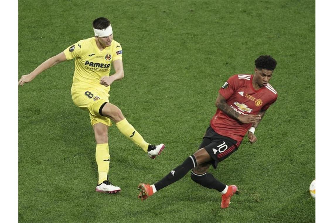 Villarreals Juan Foyth (l) zieht ab, Uniteds Marcus Rashford wirft sich in den Weg. Foto: Aleksandra Szmigiel/Pool Reuters/AP/dpa