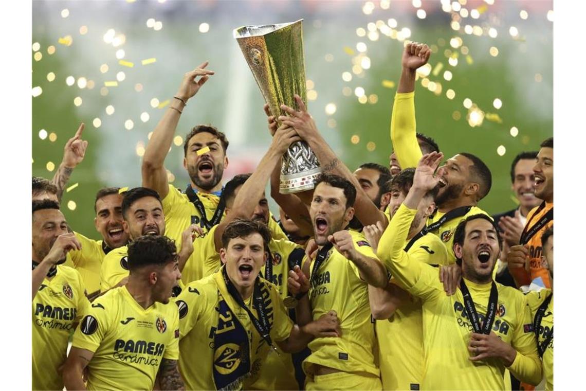 Mr. Europa League Emery triumphiert auch mit Villarreal Villarreals Spieler heben den Pokal und feiern ihren Sieg. Foto: Maja Hitij/Pool Getty/AP/dpa