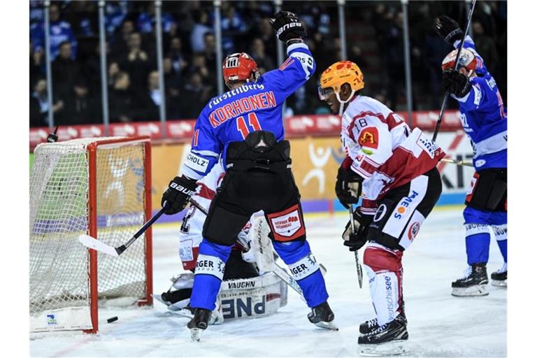 Ville Korhonen (M) von Schwenningen bejubelt den 4:1-Anschlusstreffer. Foto: Patrick Seeger/Archiv