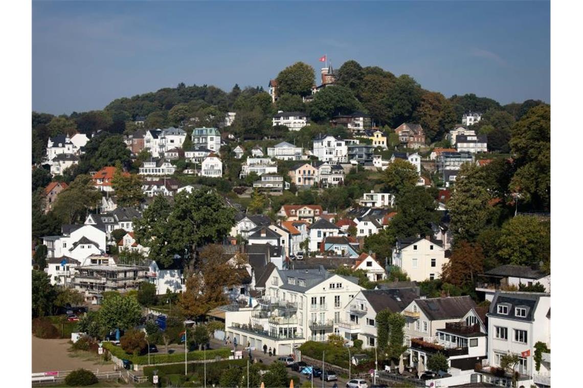 Privatvermögen im Corona-Jahr auf Rekordhoch Villen-Viertel im Hamburger Stadtteil Blankenese. Foto: Christian Charisius/dpa