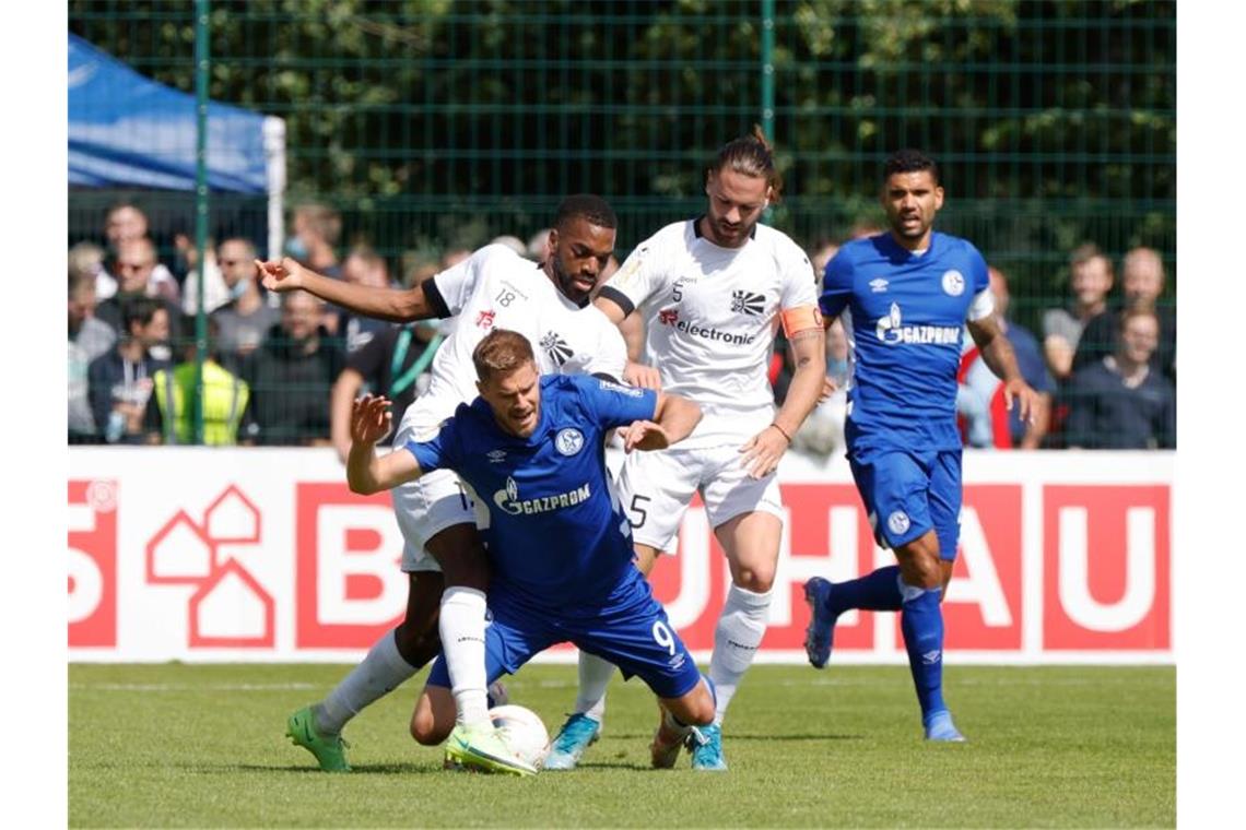 Schalke erreicht mit 4:1 bei Fünftligist zweite Pokalrunde Villingens Mbem-Som Nyamsi (l-r), Schalkes Terodde und Villingens Ovuka in Aktion. Foto: Philipp von Ditfurth/dpa