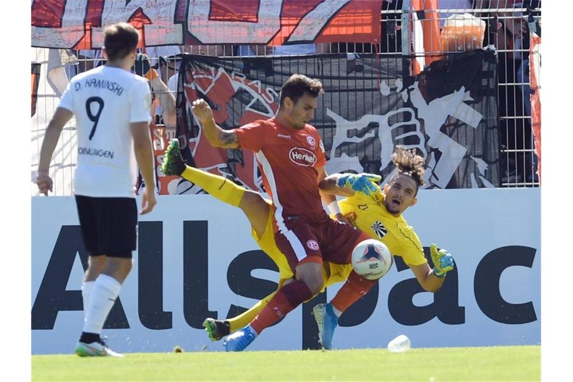 Villingens Torwart Andrea Hoxha (r.) kämpft mit Kaan Ayhan von Düsseldorf (M.) um den Ball. Foto: Patrick Seeger