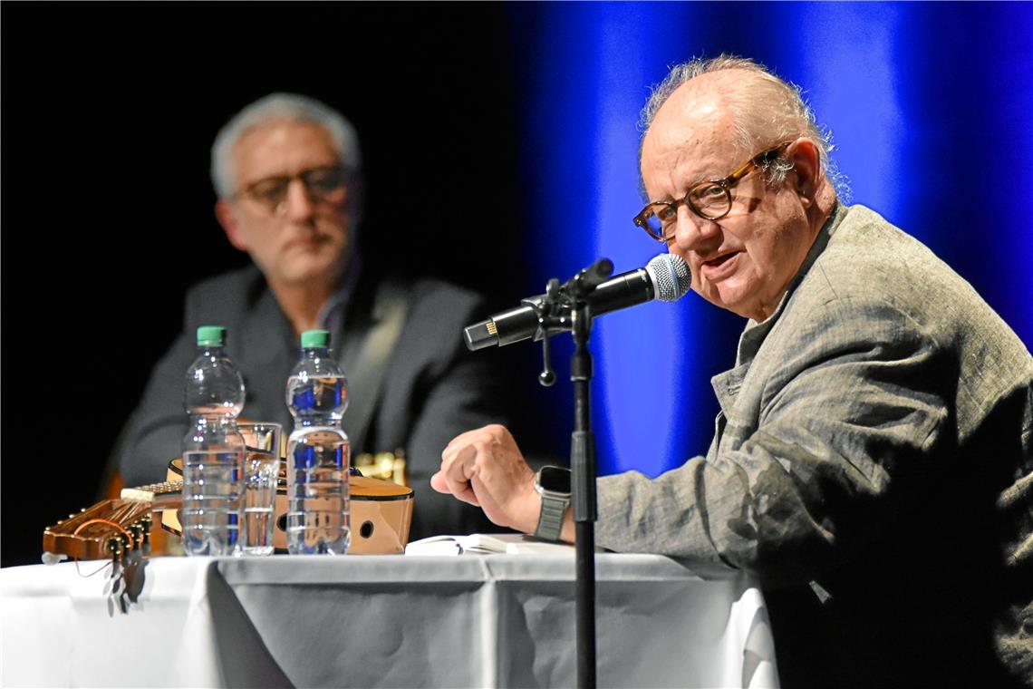 Vincent Klink in Backnang: Ein Bauch spaziert ins Bürgerhaus Vincent Klink (rechts) kommt mit der Mandoline zur Veranstaltung. Lorenzo Petrocca spielt Gitarre. Foto: Tobias Sellmaier
