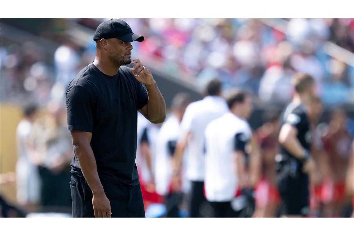 Kompanys Rotations-Logik muss gegen Flamengo aufgehen Vincent Kompany in kurzer Hose am Spielfeldrand. Auch dem Trainer verlangte die Hitze alles ab.