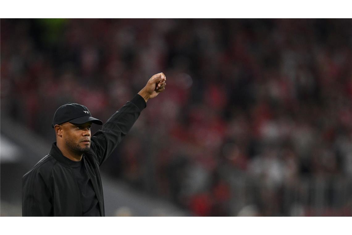 Die Bayern rollen los und feiern mit einem Bosse-Handschlag Vincent Kompany zeigt die Richtung in seinem zweiten Jahr an: Er will in allen Wettbewerben ganz nach oben.