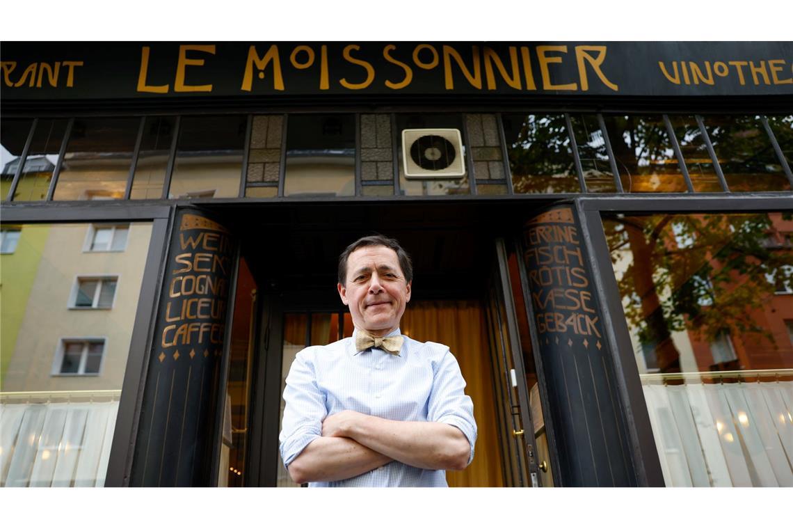 Vincent Moissonnier steht vor seinem Sterne-Bistro "Le Moissonnier", einem kleinen Stück Paris mitten in Köln.