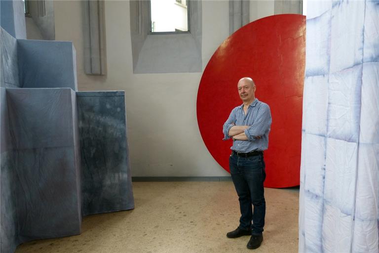 Vincent Tavenne im Chor der Galerie der Stadt Backnang. Rechts ist ein Teil einer begehbaren Stoffskulptur zu sehen. Foto: P. Wolf