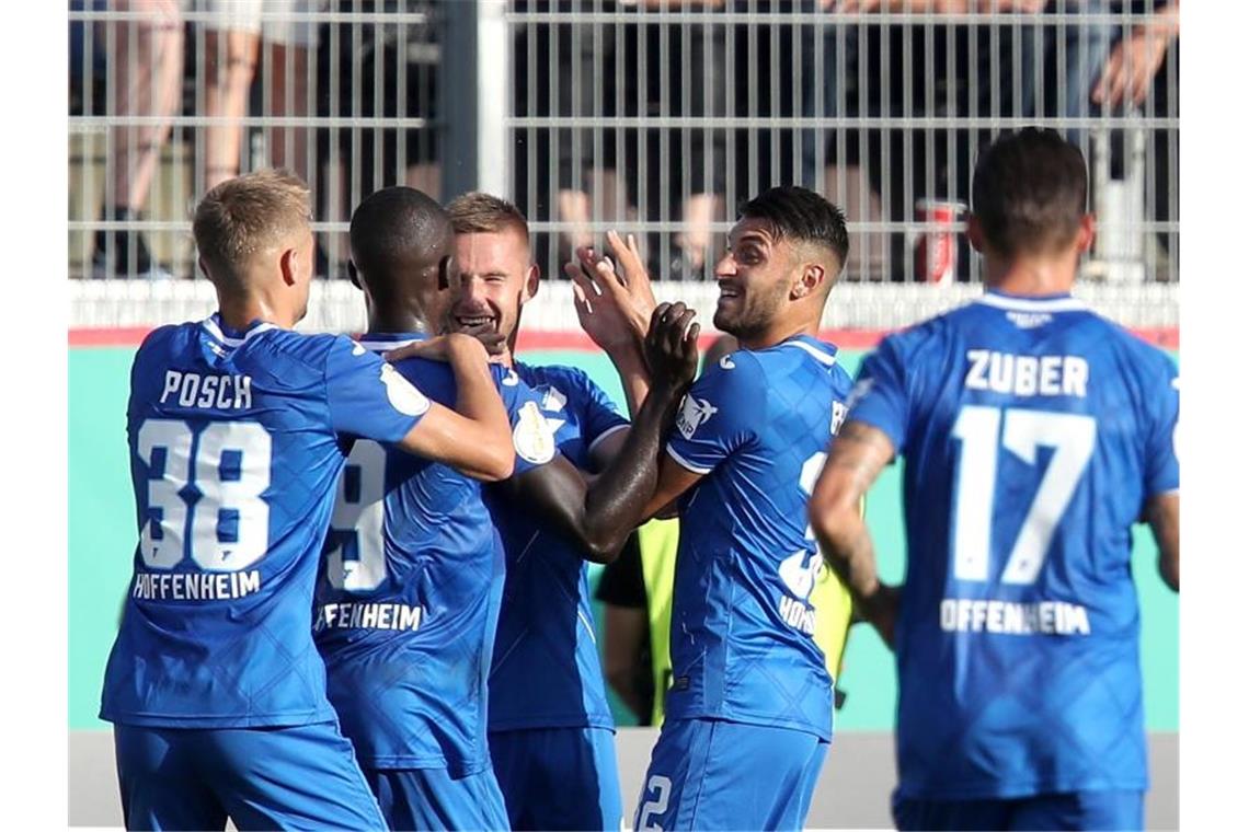 Transfer-Coup für Freiburg: Vincenzo Grifo kommt zurück Vincenzo Grifo (2. v.r.) jubelt mit Hoffenheimer Mitspielern. Foto: Daniel Karmann/Archivbild