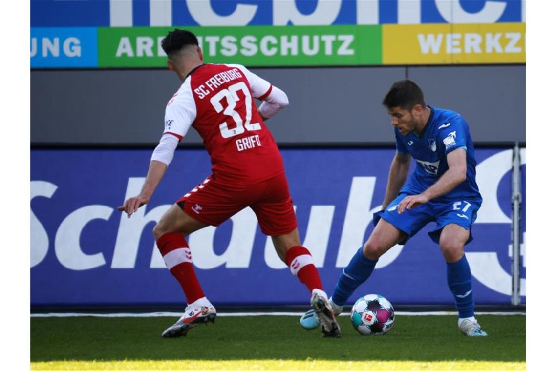 Freiburgs Grifo startet mit Italien die EM-Vorbereitung Vincenzo Grifo (l) vom SC Freiburg in Aktion gegen Andrej Kramarić von der TSG Hoffenheim. Foto: Philipp von Ditfurth/dpa