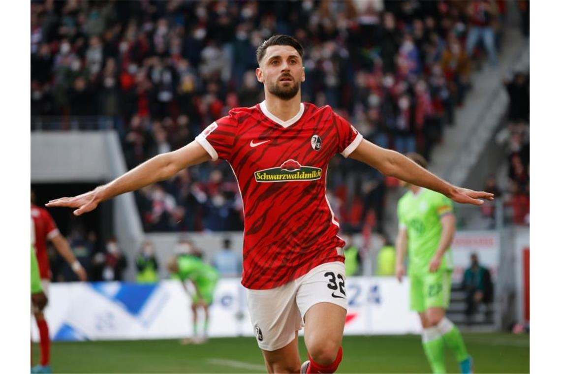 Bayern verpassen Sieg - Gladbach verschärft Hertha-Krise Vincenzo Grifo traf beim 3:2-Sieg des SC Freiburg gegen den VfL Wolfsburg doppelt. Foto: Philipp von Ditfurth/dpa