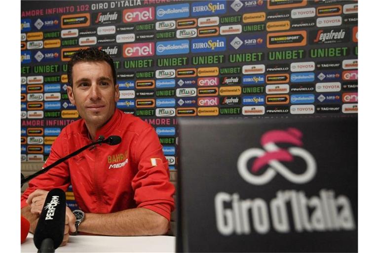 Vincenzo Nibali spricht bei einer Pressekonferenz zum Giro d'Italia. Foto: Alessandro Di Meo/ANSA/AP
