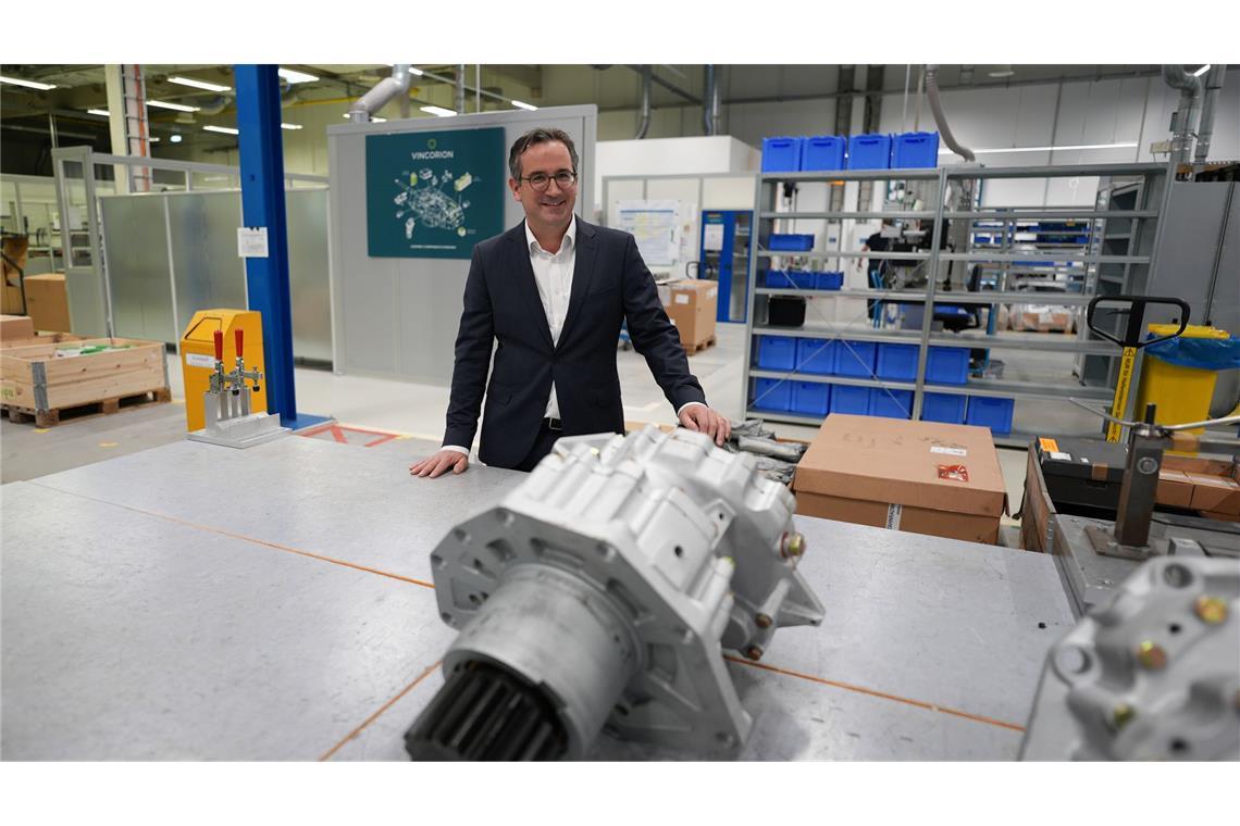 Vincorion-Chef Kajetan von Mentzingen in einer Produktionshalle seines Unternehmens. (Archivbild)