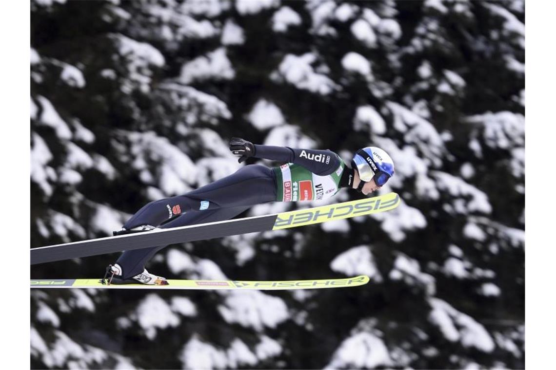 Kombinierer Geiger holt Tagessieg - Rydzek auch auf Podium Vinzenz Geiger beim Springen in Aktion. Foto: Elvis Piazzi/AP/dpa