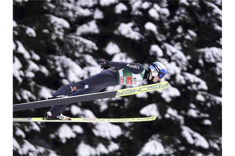 Vinzenz Geiger beim Springen in Aktion. Foto: Elvis Piazzi/AP/dpa