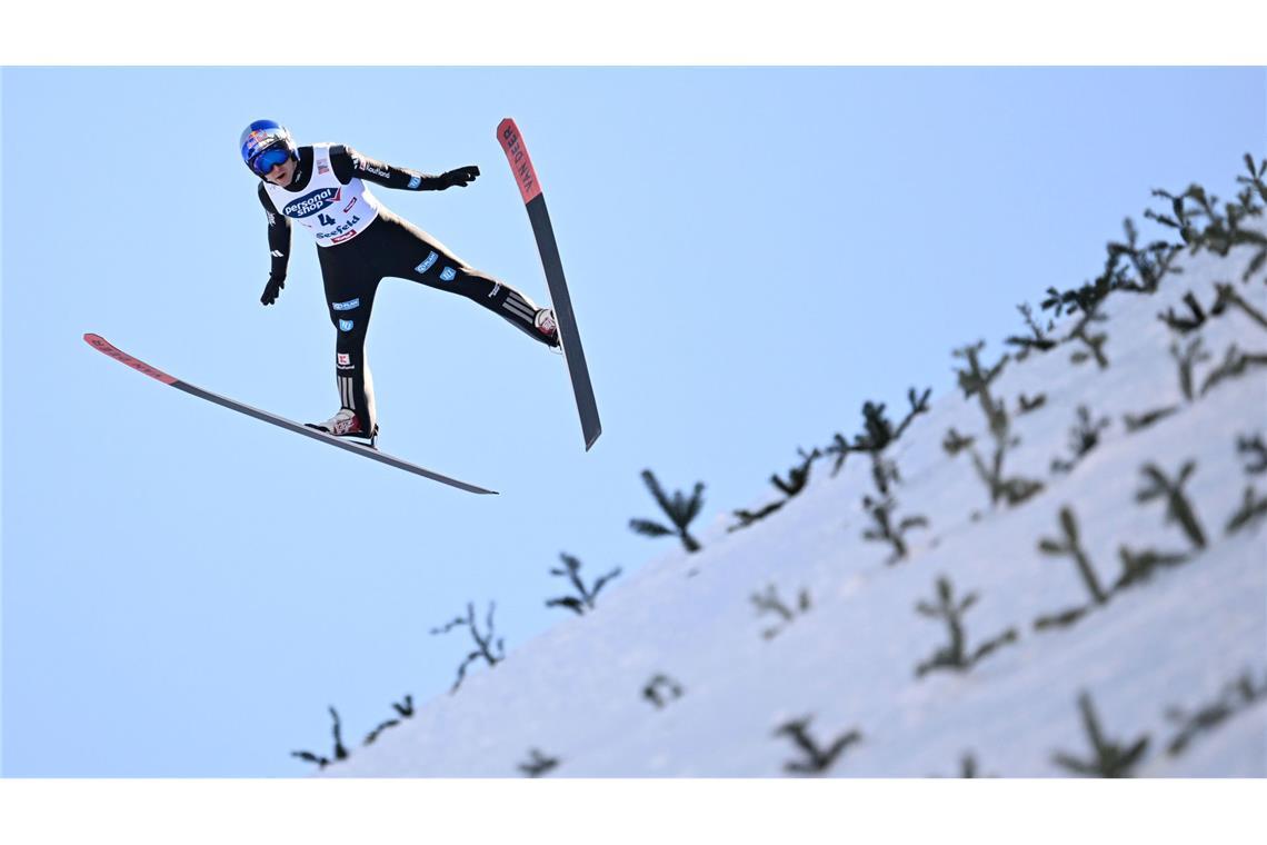 Vinzenz Geiger feiert den Sieg in Seefeld.