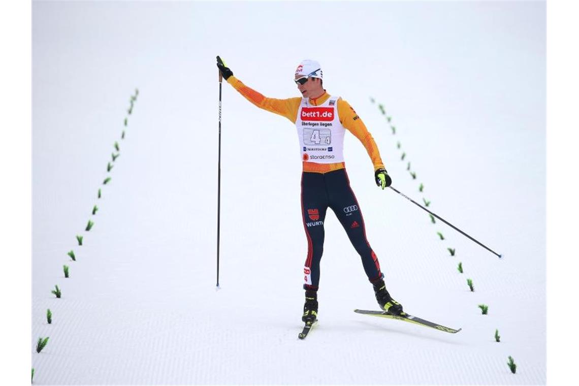 Kombinierer freuen sich nach Platz zwei Vinzenz Geiger feiert im Ziel den zweiten Platz der deutschen Kombinierer. Foto: Karl-Josef Hildenbrand/dpa