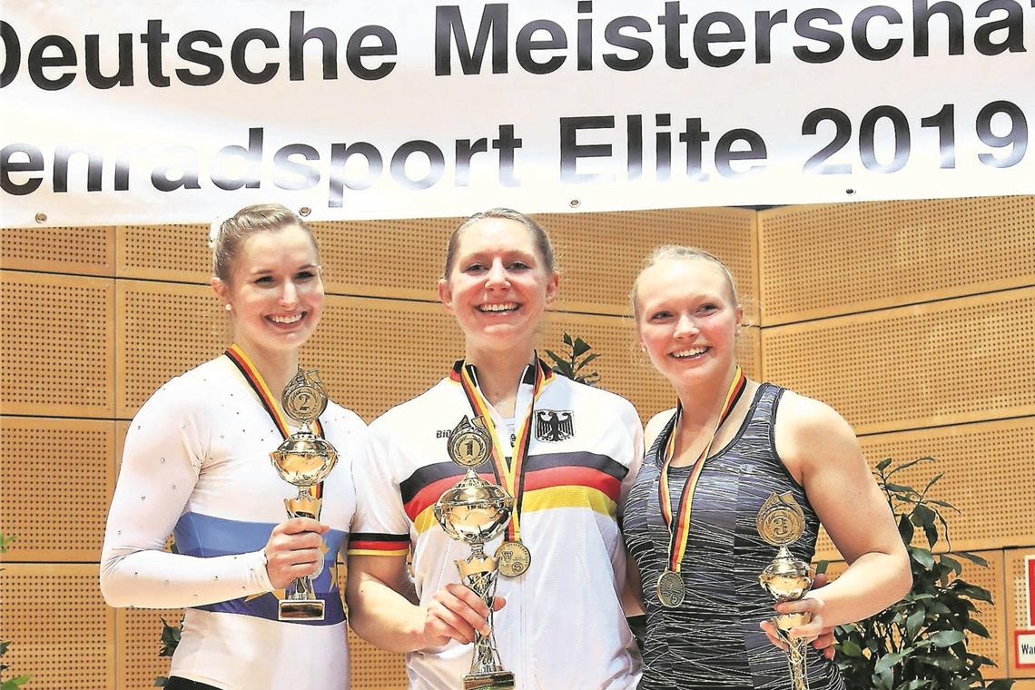 Viola Brand (links) freut sich wie auch Siegerin Milena Slupina (Mitte) und die Dritte Lara Füller. Foto: W. Schwarz