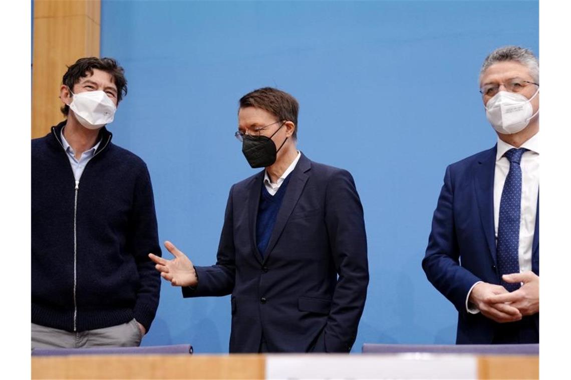 Drosten warnt vor zu früher Durchseuchung Virologe Christian Drosten (l-r), Gesundheitsminister Karl Lauterbach und RKI-Präsident Lothar Wieler in der Bundespressekonferenz in Berlin. Foto: Kay Nietfeld/dpa