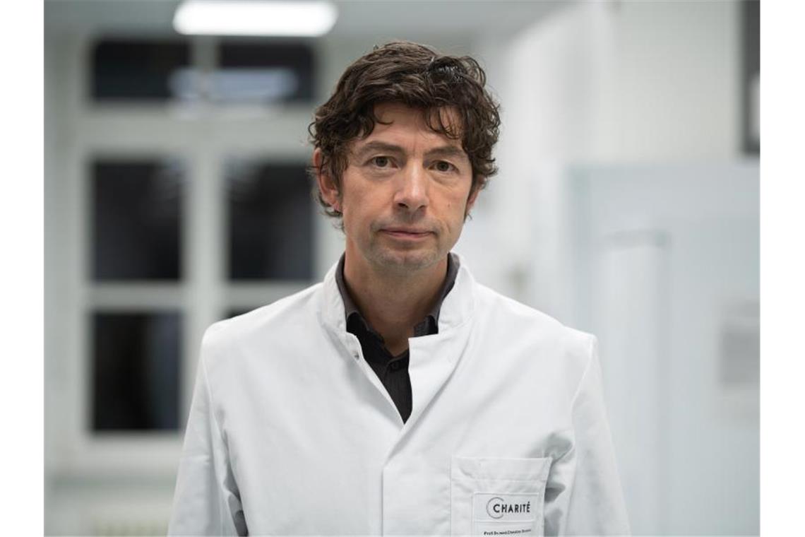 Experte erwartet 60 bis 70 Prozent Infizierte in Deutschland Virologe Christian Drosten von der Charité: „Werden in den nächsten Tagen sehen, dass neue Fälle wie die Pilze aus dem Boden schießen werden.“. Foto: Christophe Gateau/dpa
