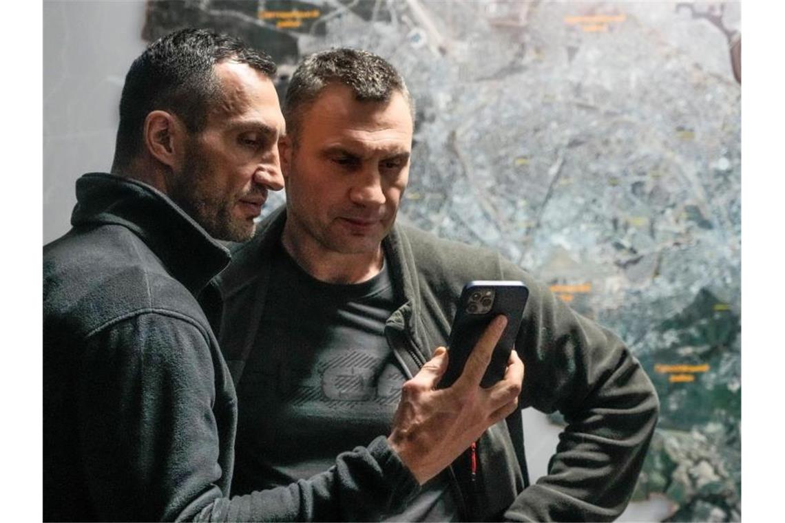 Klitschko-Brüder kämpfen um Kiew Vitali Klitschko (r), Bürgermeister von Kiew und ehemaliger Box-Profi, und sein Bruder Wladimir Klitschko, ebenfalls ehemaliger Box-Profi, wollen Kiew verteidigen. Foto: Efrem Lukatsky/AP/dpa