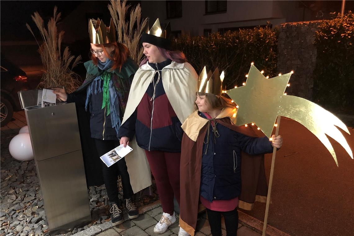 Viviane Gayer, Medina Lang und Filomena Gayer (von links) vom Sternsinger-Team Erbstetten werfen derzeit die Segenspost in die Briefkästen all jener, von denen sie wissen, dass sie sich über einen Besuch der Heiligen Drei Könige freuen würden. Fotos: Kathrin Lang